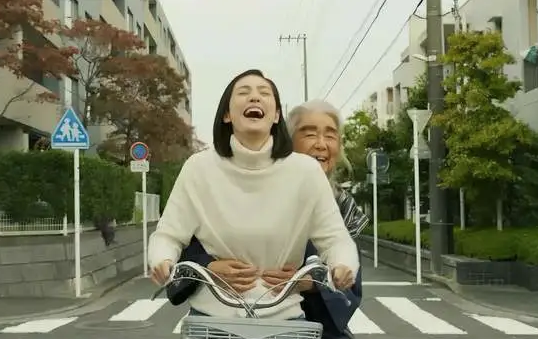 回家当“全职儿女”，是花式啃老还是新型职业？(全职在家什么意思)