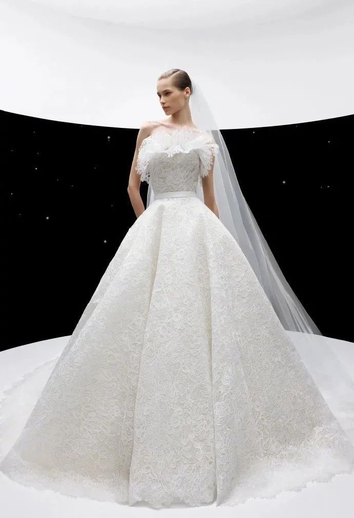 "仙女牌"elie saab 2024春夏系列婚纱,注入樱花的浪漫,没有一个心里住