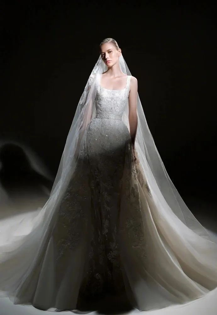 "仙女牌"elie saab 2024春夏系列婚纱,注入樱花的浪漫,没有一个心里住
