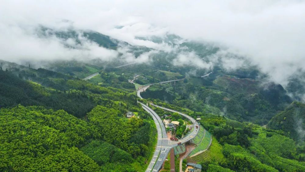 依託良好的生態優勢,瓦屋山快速通道將瓦屋山,柳江古鎮,玉屏山,七里坪