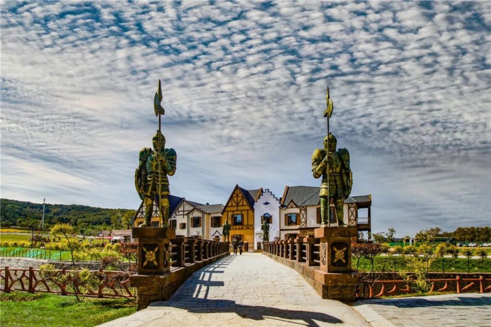 位于东辽县辽河源镇英武村的田雨小镇,距辽源市区仅32公里.