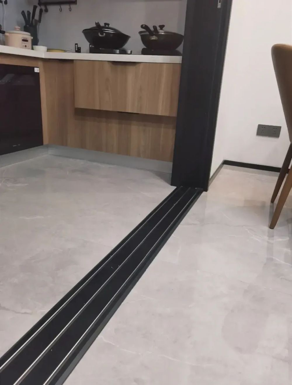 孩子绊倒一次后,我终于明白了厨房推拉门安装地轨和吊轨道的区别_腾讯