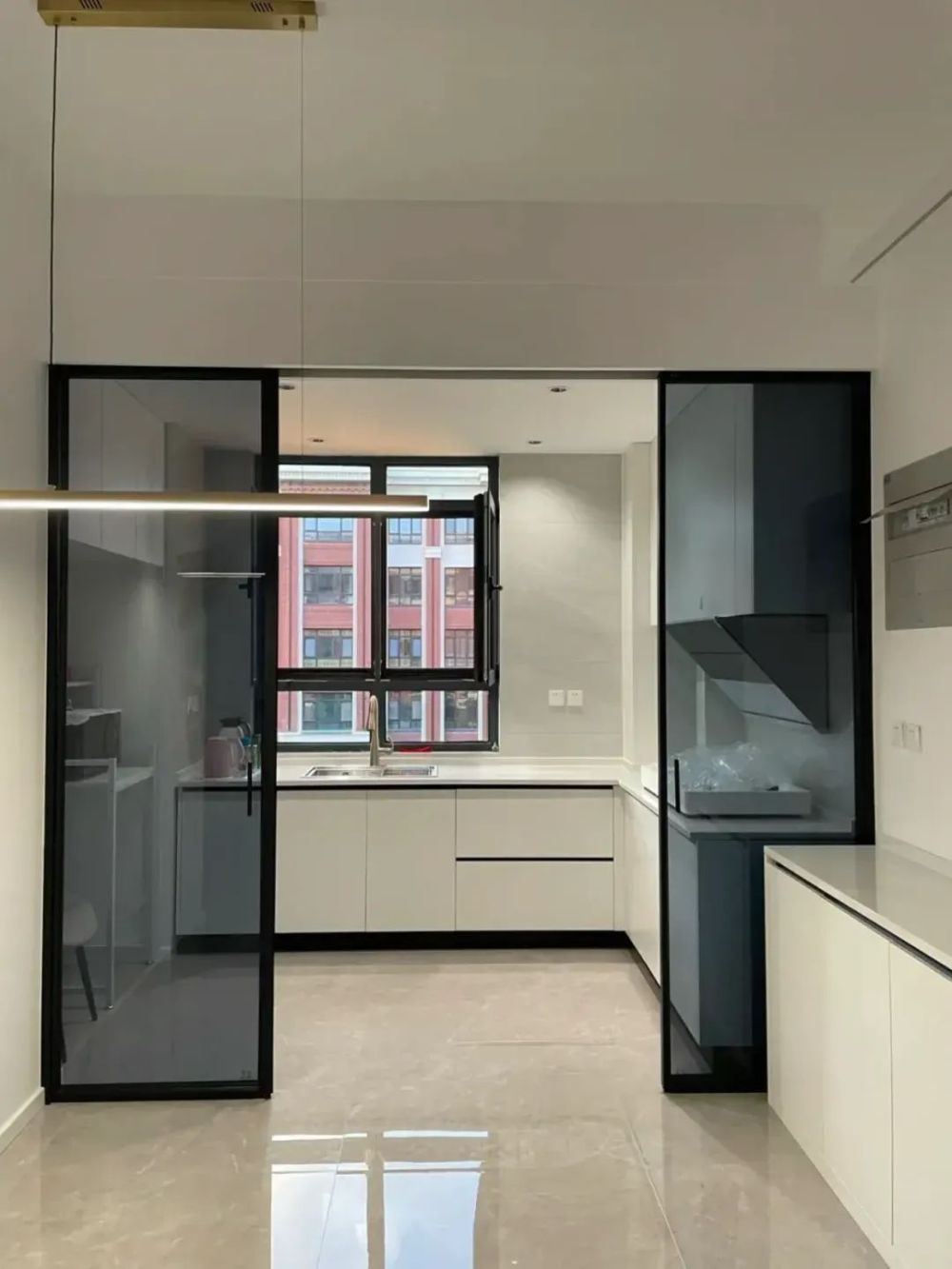 孩子绊倒一次后,我终于明白了厨房推拉门安装地轨和吊轨道的区别_腾讯