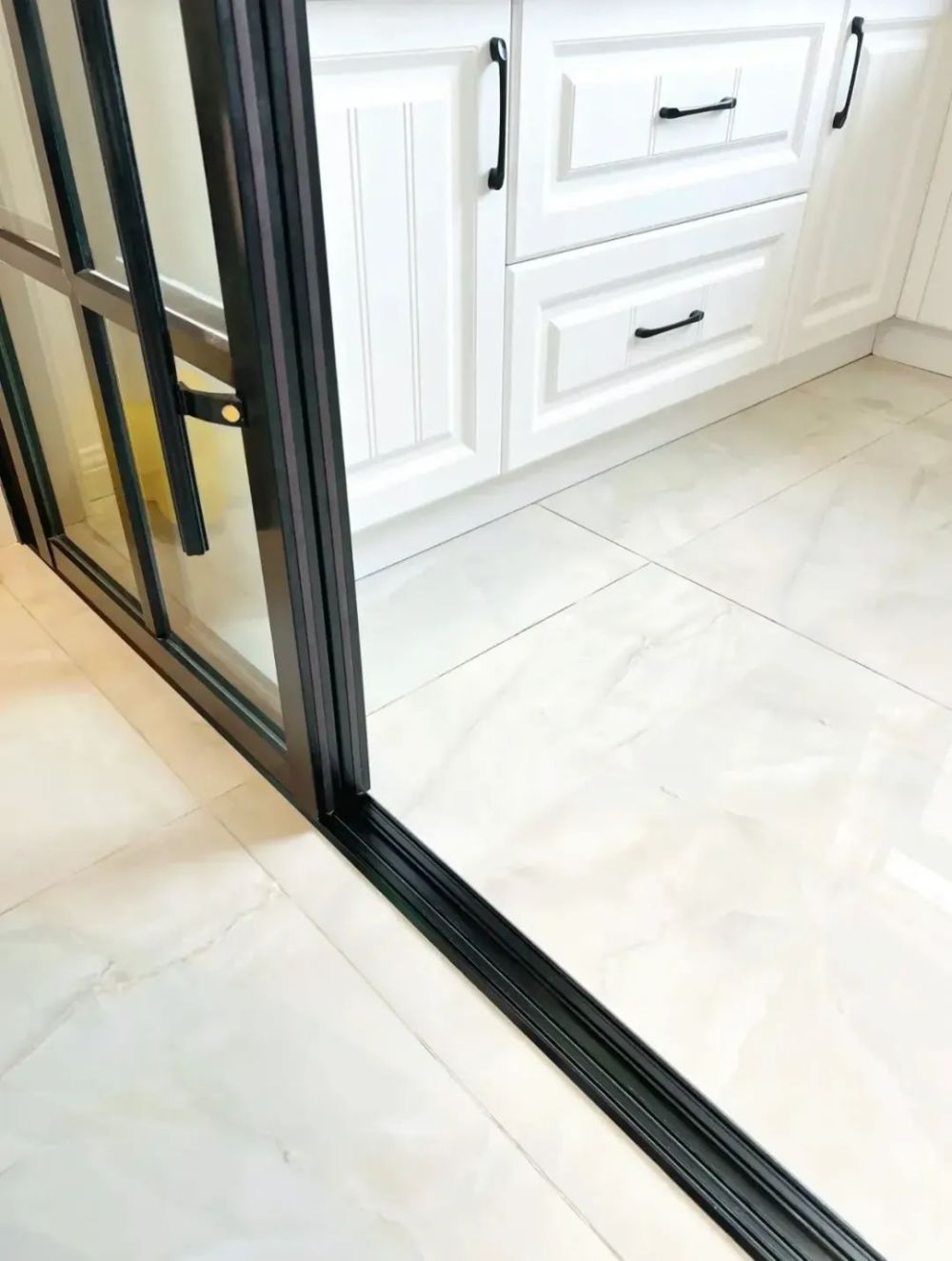 孩子绊倒一次后,我终于明白了厨房推拉门安装地轨和吊轨道的区别_腾讯