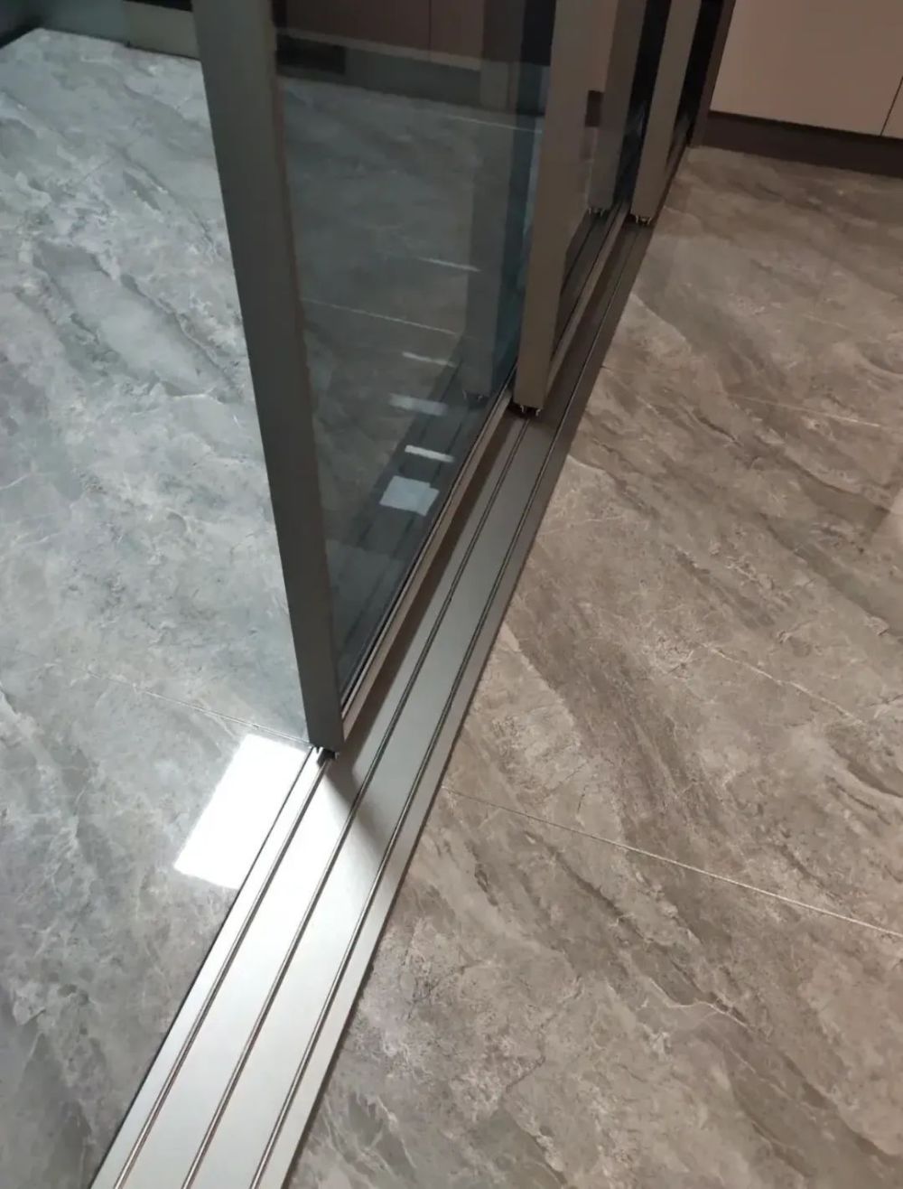 孩子绊倒一次后,我终于明白了厨房推拉门安装地轨和吊轨道的区别_腾讯