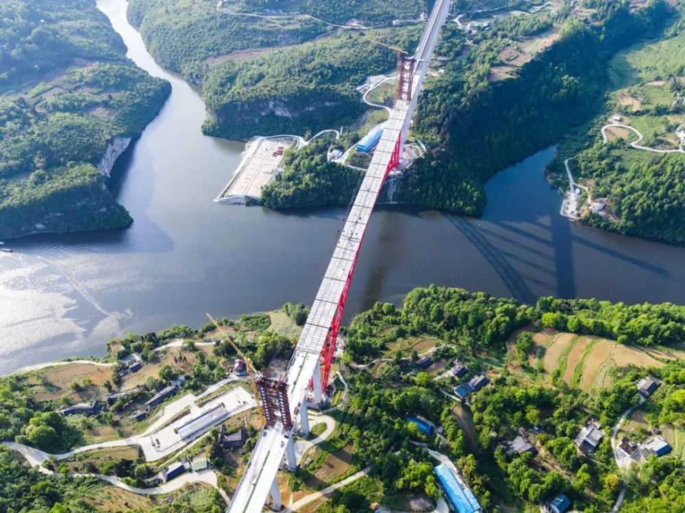 德余高速乌江特大桥主体结构桥面全线贯通