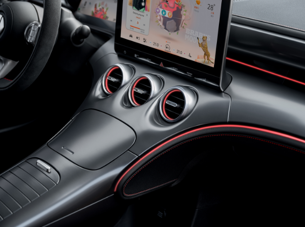 8英寸悬浮式中控屏,内置smart灵感星球智能人机交互系统.