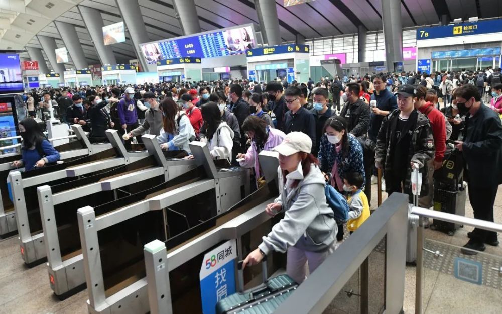 趕車的旅客注意啦北京南站迎五一客流高峰