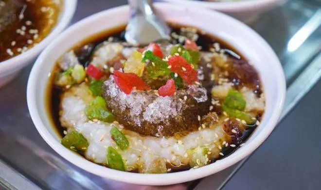 玉溪冰稀饭选用本地精选糯米煮制而成,加入冰块,红糖稀,芝麻,蜜饯等