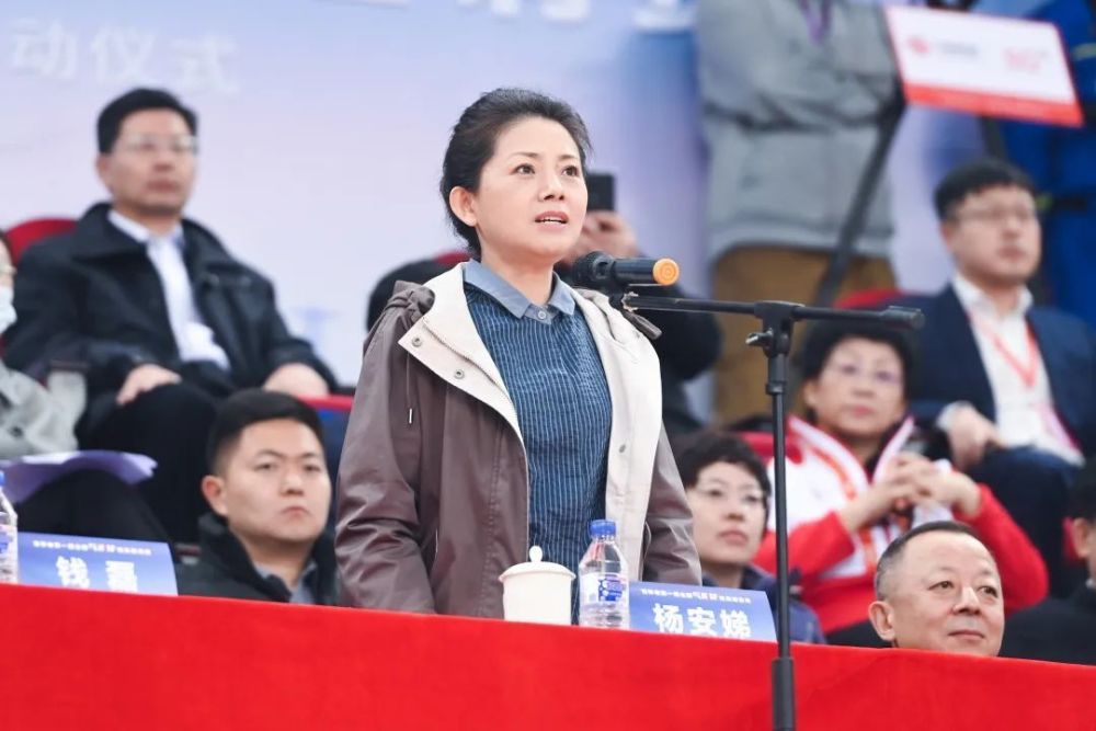宣布比赛开幕吉林省副省长杨安娣开幕式上