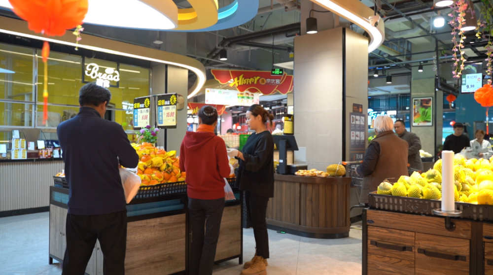 走进京优客超市,新鲜上市的时令蔬菜,品类繁多的各色水果,个大肥美的