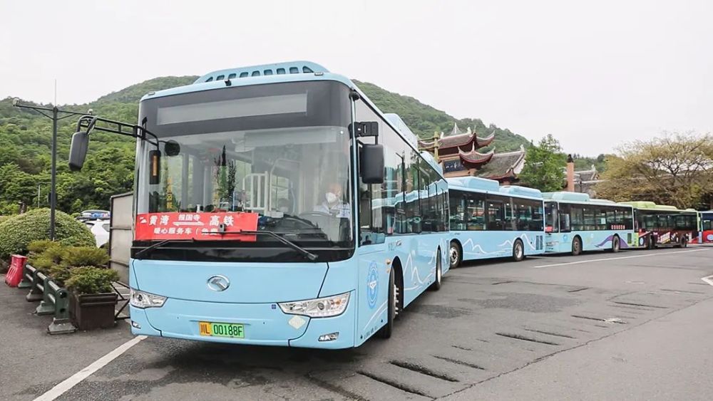 五一小长假期间,峨眉山景区在自有观光车345台的基础上,增援车辆320台