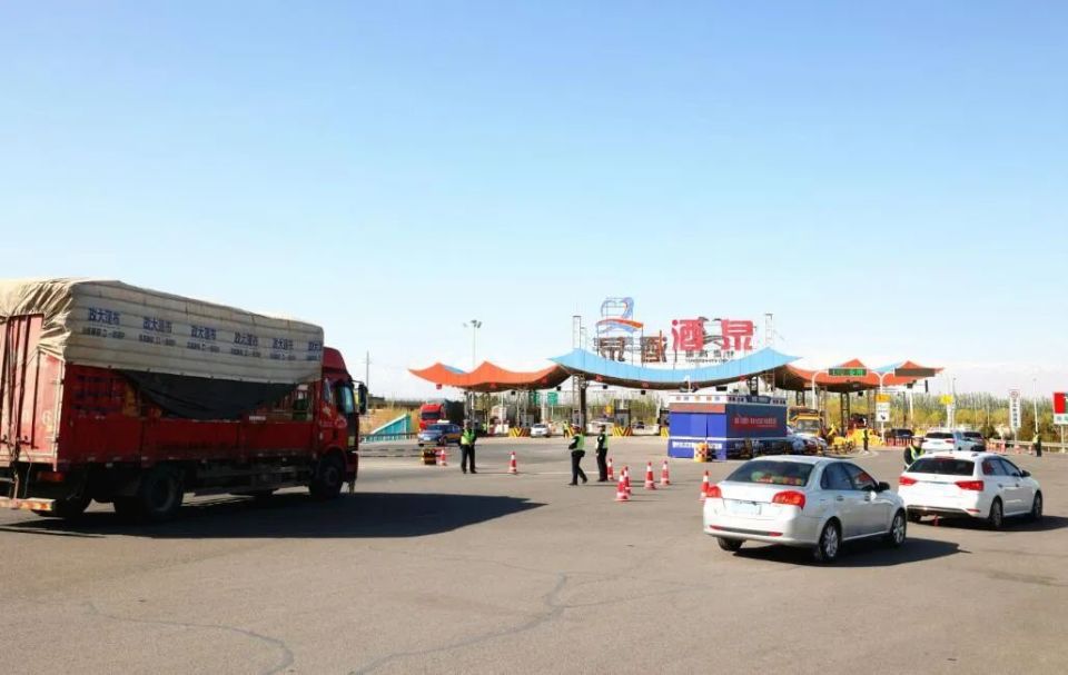 在g30连霍高速酒泉收费站,车流量较平时明显上升,为保证车辆安全通行