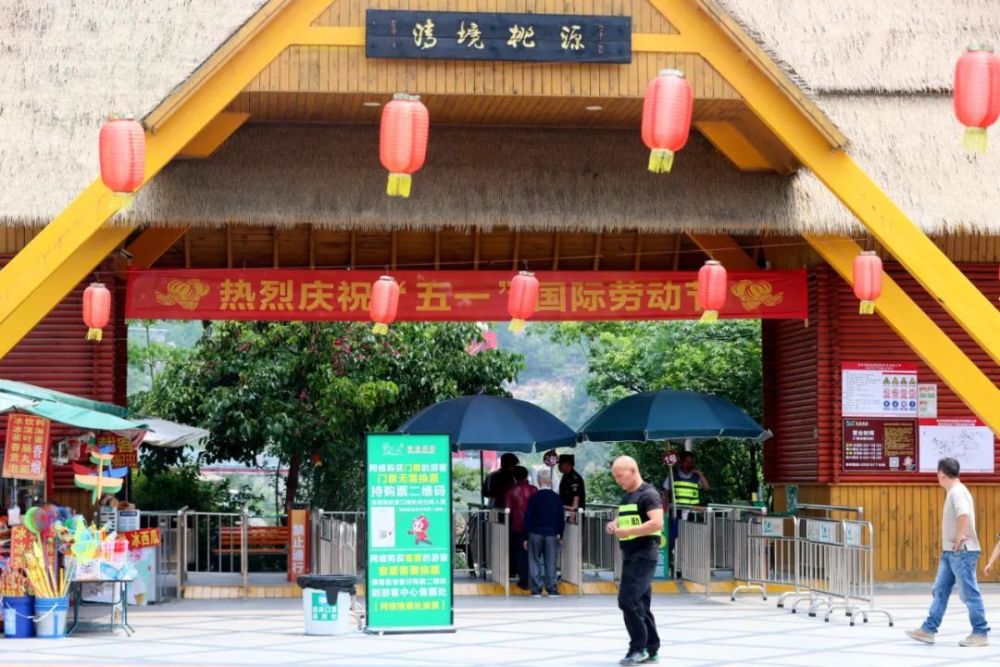 南安的其他景区,同样人潮涌动,据天心洞景区的统计,截止到29日下午2时