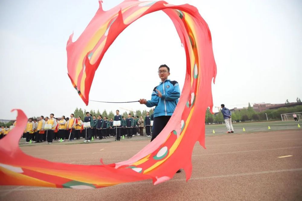 青蛙跳荷叶,龙卷风,翻牌手,16人迎面接力等趣味项目精彩竟现,运动选手