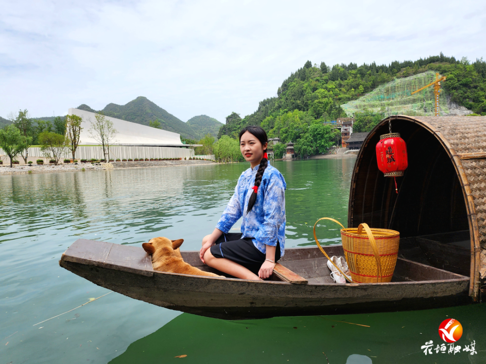五一游花垣|边城茶峒景区游客爆棚_腾讯新闻