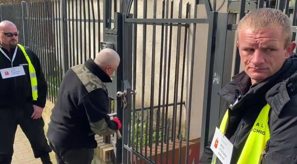 波兰官员和警察强行闯入并封锁一所在波兰的俄罗斯学校，俄方回应今日热点-313啦实用网