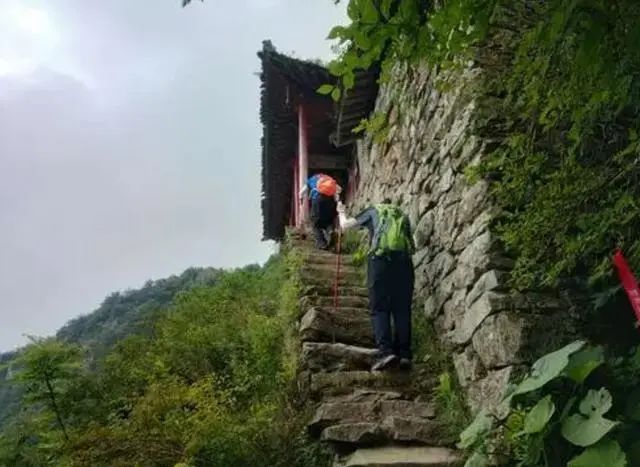 鐵廟百年不倒太興山頂千斤整鑄