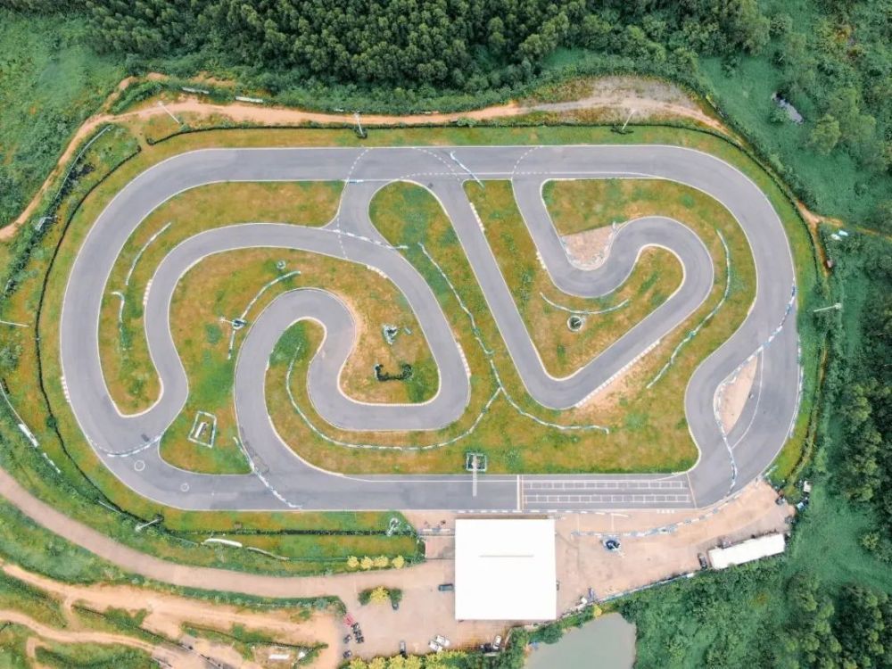 广东恩平大河马赛车场占地面积约6万平米长约1200米包含12个弯位由