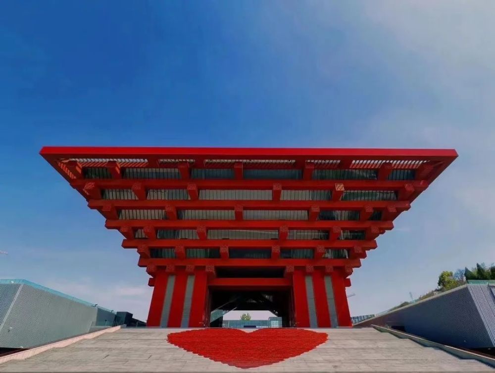 中华艺术宫"五·一"迎爆棚人气,日均参观量超万_腾讯新闻