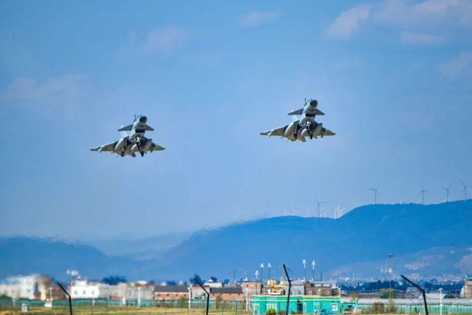 空战演练，激烈厮杀_腾讯新闻