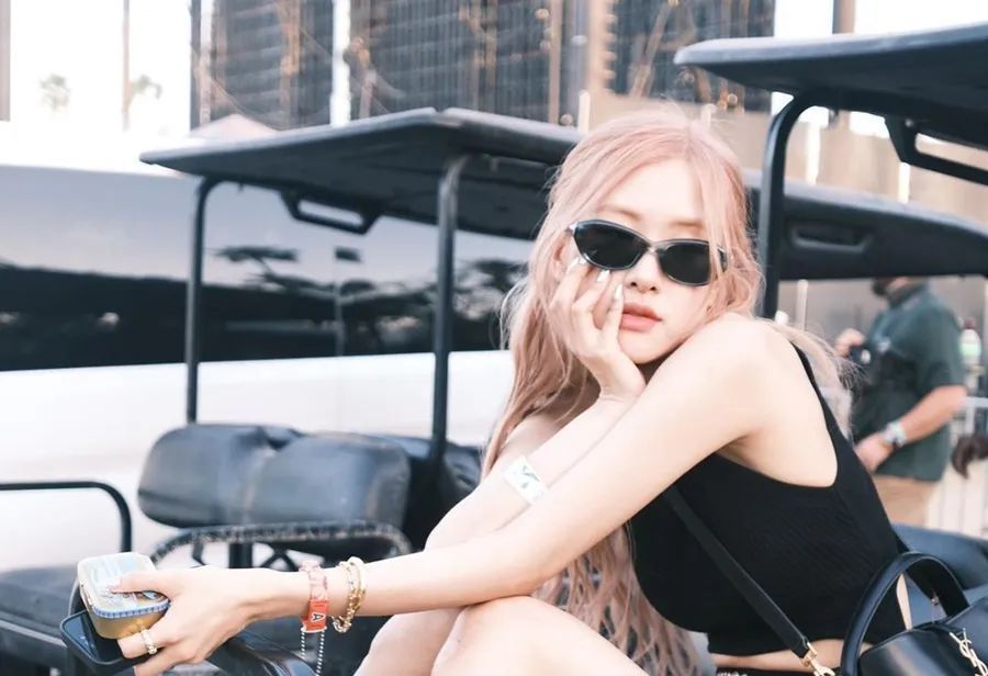 blackpink 都在穿啥鞋?lisa 这双太"怪"了!_腾讯新闻