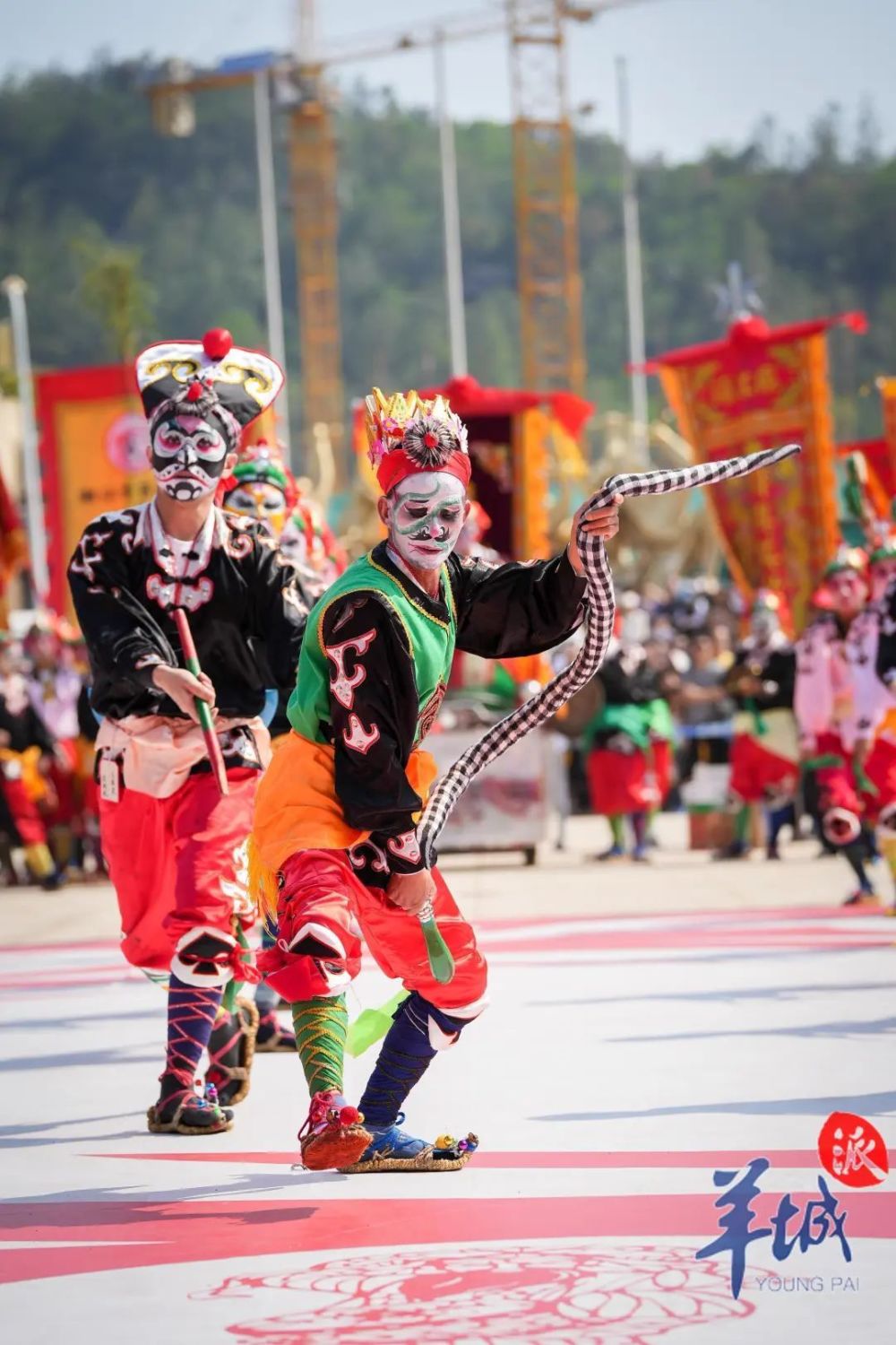 盛况空前近千人英歌队舞动汕头