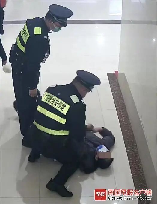 60岁女子称被医院保安殴打，警方不予处罚！各方回应_腾讯新闻
