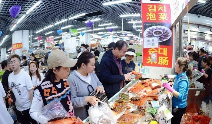 假期尾声 延吉西市场人潮涌动 游客喜带延边味道陆续返程_腾讯新闻