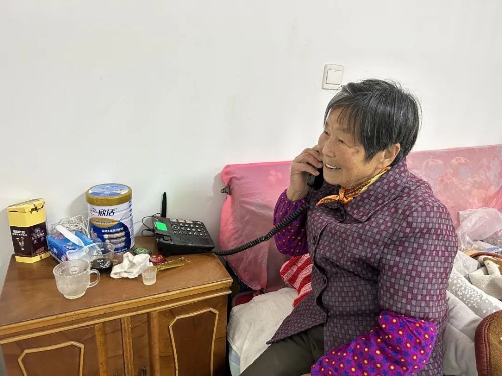 一键亲情呼叫的"老年人电话机",赶快来申请安装吧!_腾讯新闻