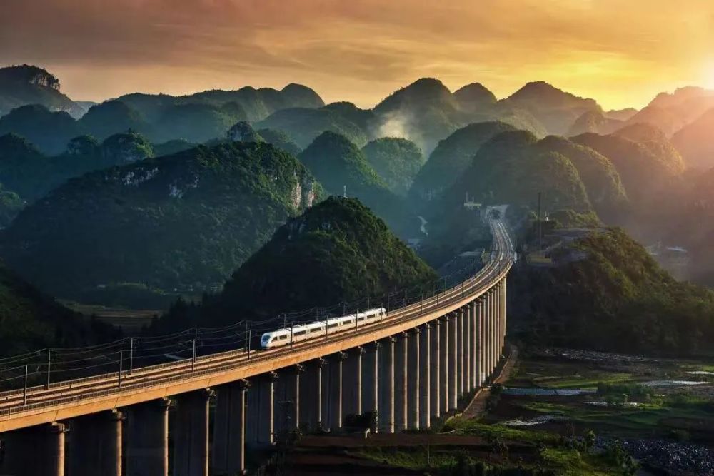 坐着高铁看贵州|贵广高铁:串起多彩山水 铺就幸福大道_腾讯新闻