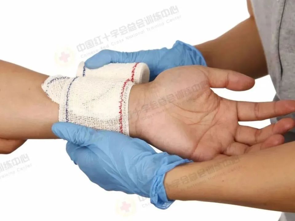 应急救护：如何正确包扎伤口_腾讯新闻