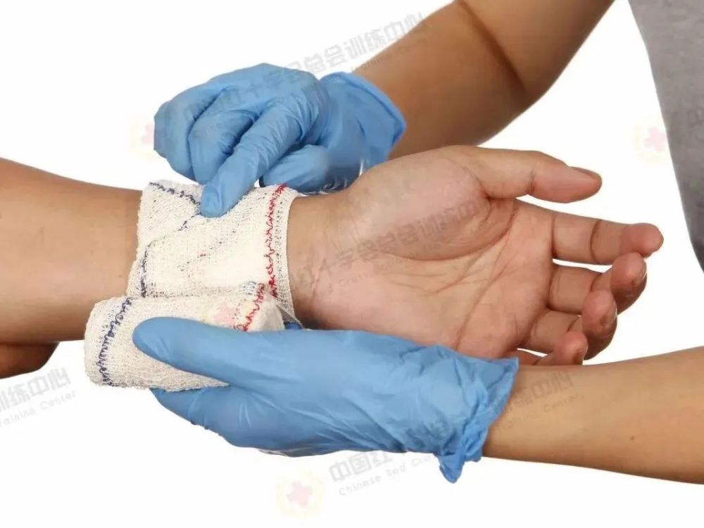 包扎技术之三角巾手(足)包扎1.