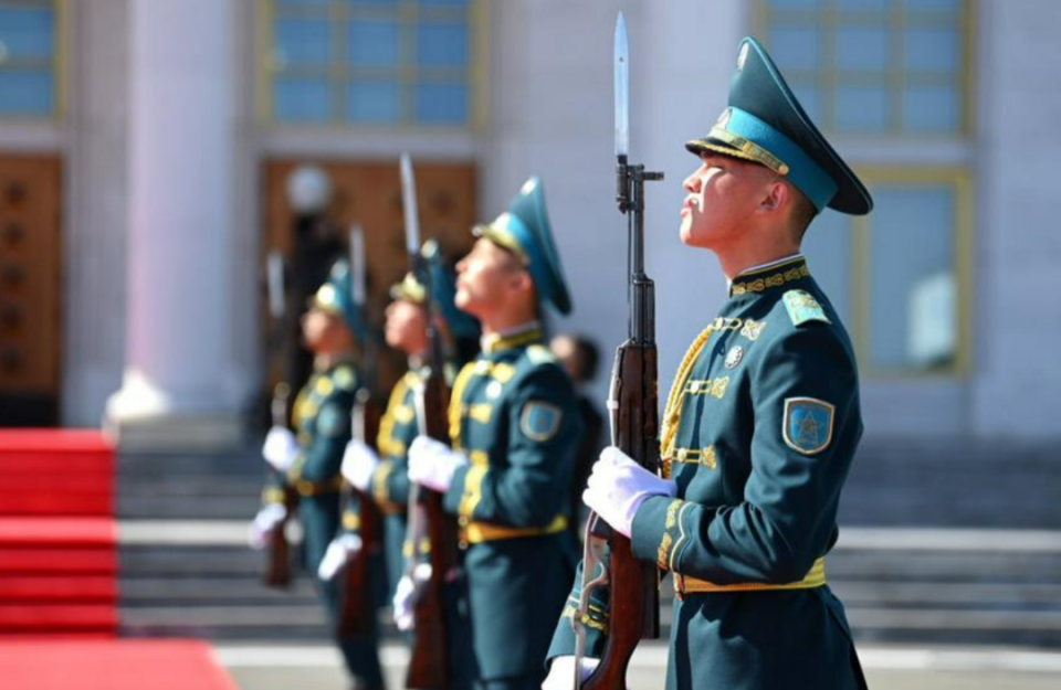 同时,两国将签署一系列重要文件.仪仗队在机场列队,迎接贵宾