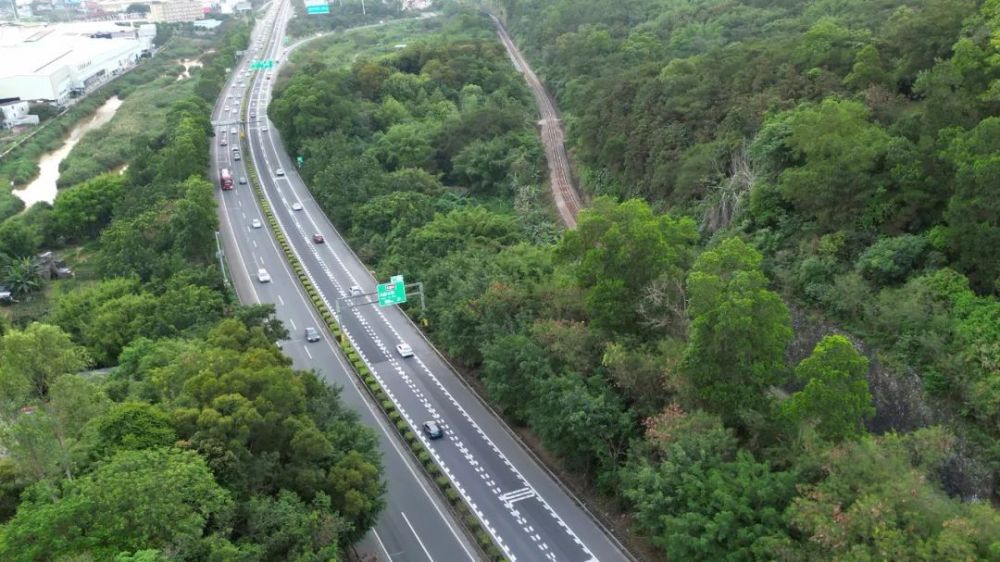 5月3日,记者在广昆高速安塘服务区看到,车辆较平日明显增多,但场内