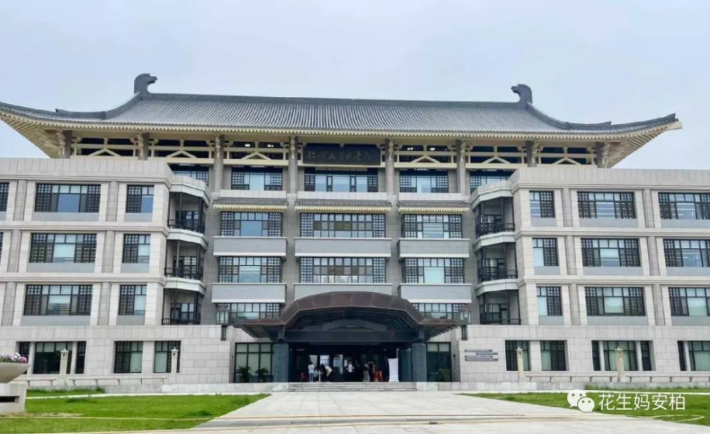 北大图书馆前身为建立于1898年的京师大学堂藏书楼,东扩后规模宏大