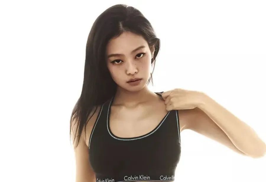 jennie性感演绎内衣大片再现完美腰臀比
