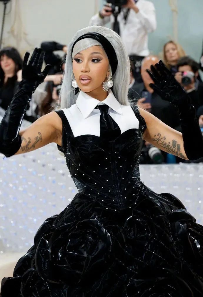 中国设计师为饶舌天后cardib打造metgala红毯全身造型泰酷辣卡姐豪不