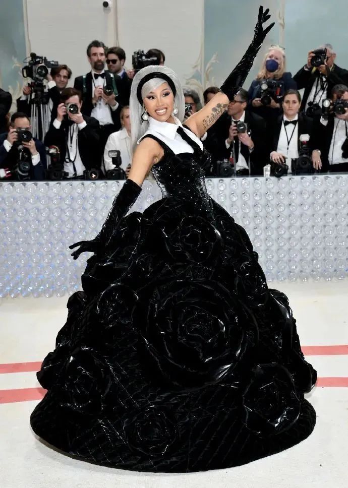 中国设计师为饶舌天后Cardi B打造Met Gala 红毯全身造型，泰酷辣！卡姐豪不吝啬的称赞，中国网友爱称她“老党员”～_腾讯新闻