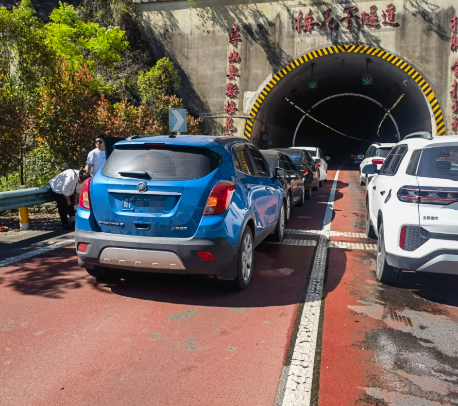 几乎紧紧贴在一起交警发现涉事四辆车头尾相连到达现场后现场图片当天