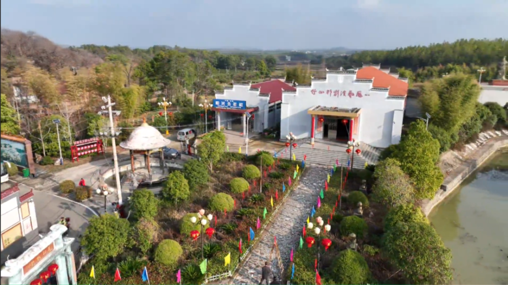 文旅市场安全有序"五一"假期,祁阳组织志愿者们在浯溪公园,德辉景区