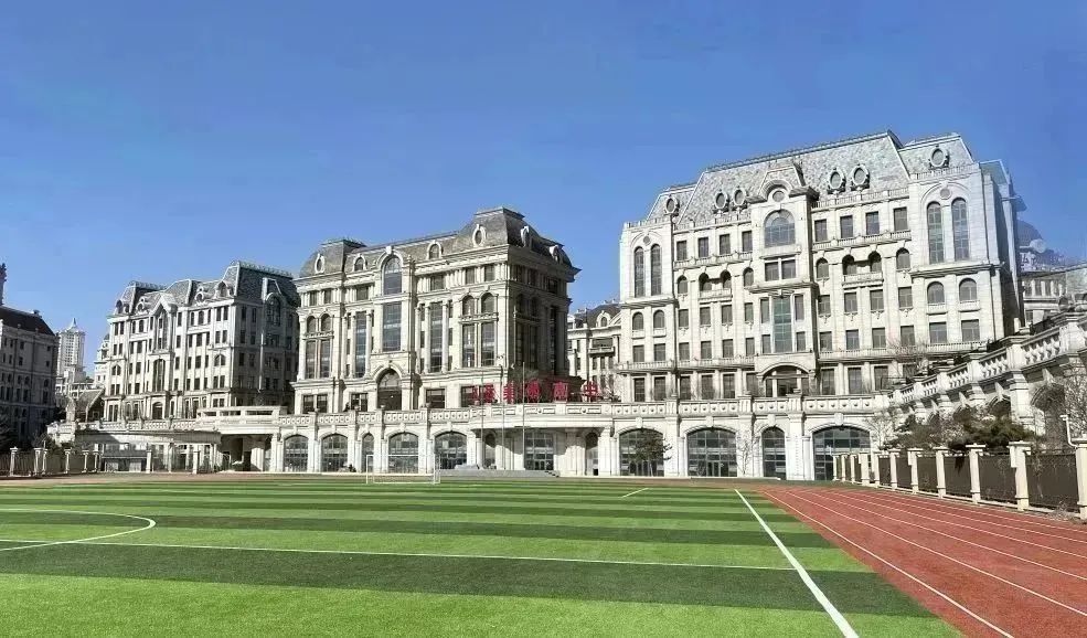 学校由大连十五中原校长张彦和美术教学校长姜复越携手掌舵,秉承"以美