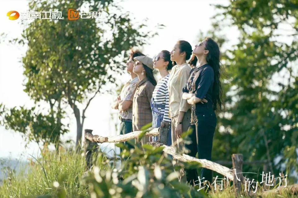 地击中了观众因为疫情困坐愁城,早就蠢蠢欲动,渴望出去走走的内心期盼