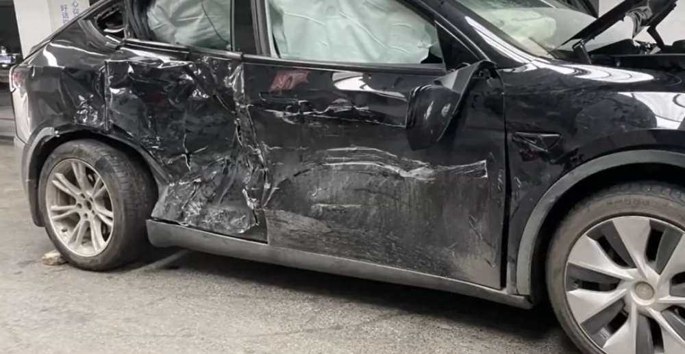 特斯拉被撞定全损报废,但不能按原价赔偿?定损员:新车降价太狠了!