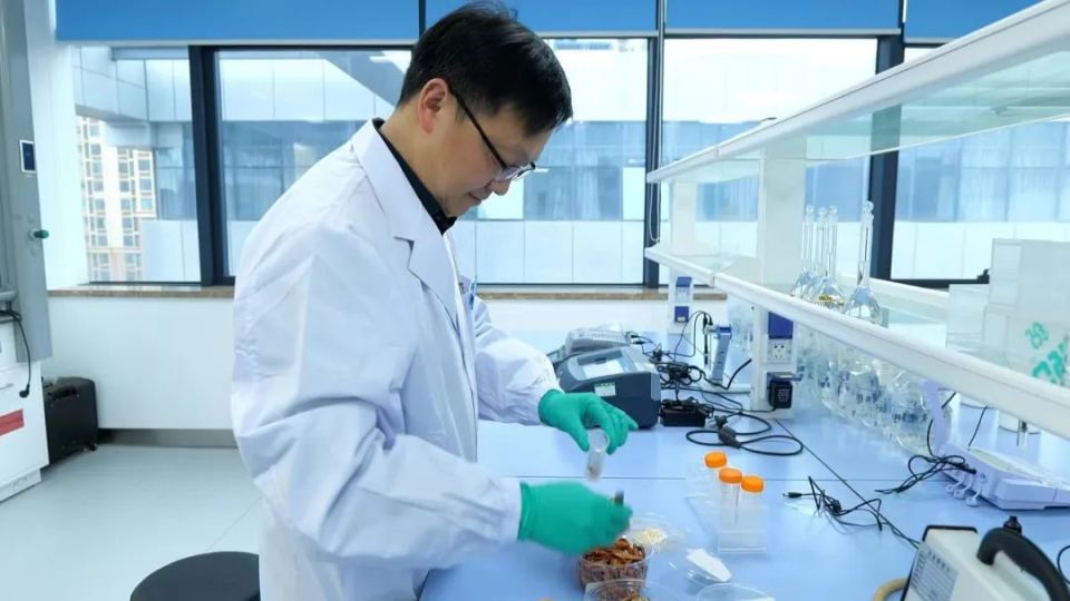 洪山人物｜“武汉市先进工作者”王华伟：守护人民生命健康的“急先锋”_腾讯新闻
