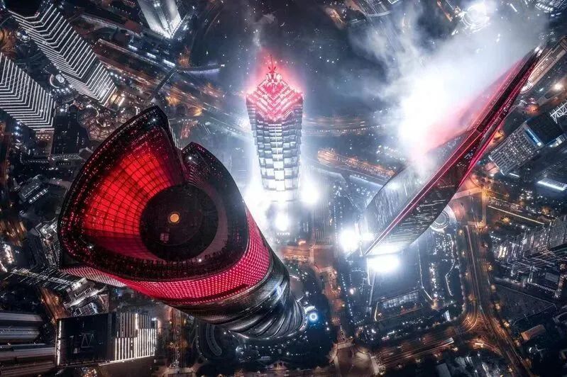 上海外滩这一幕火遍全网照片太震撼获4000多万浏览却被质疑不像真的