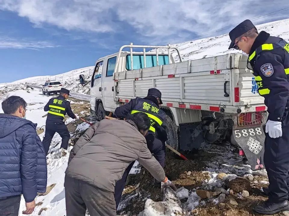 暖心闻那曲嘉黎群众车辆被困民警全力救援