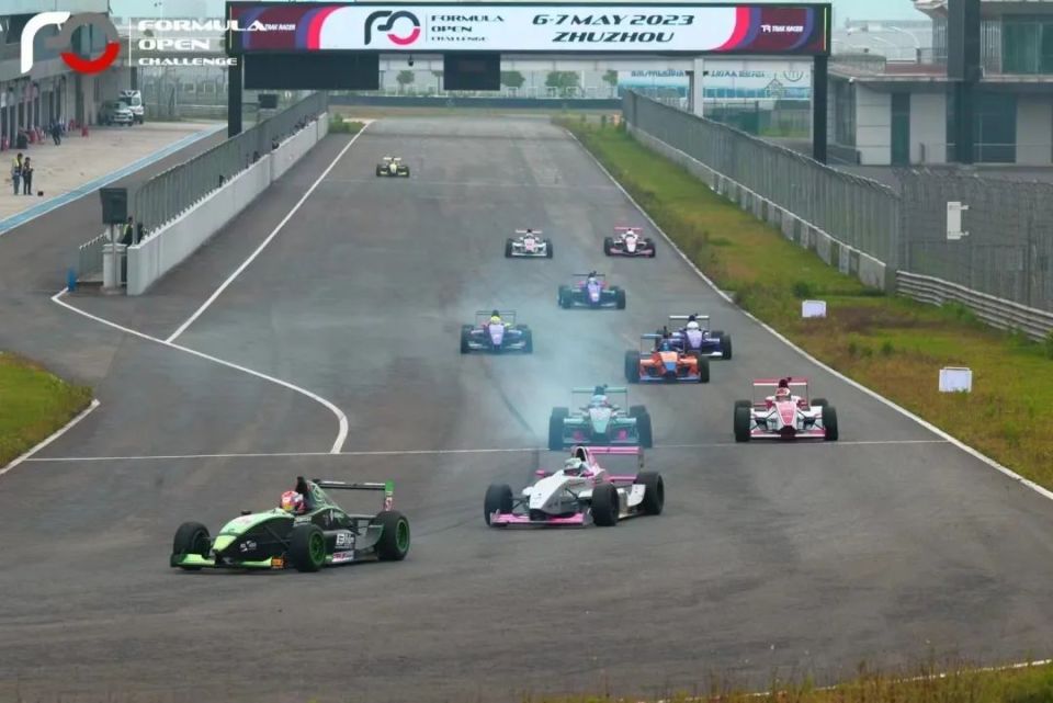 FOC历史首战｜株洲火拼，Pointer Racing卢君杰连下两城_腾讯新闻