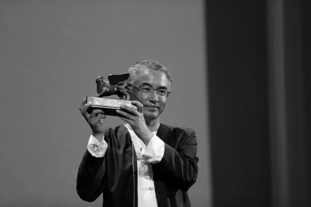 知名导演万玛才旦因病去世，年仅53岁！最新电影刚刚杀青……_腾讯新闻
