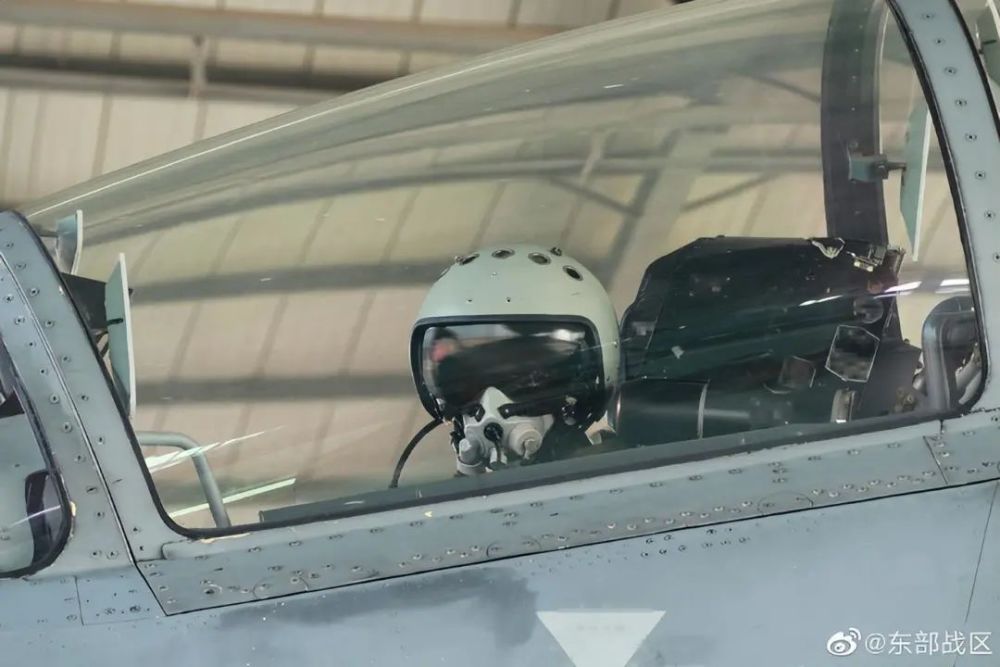 东部战区歼-16机身已掉漆!